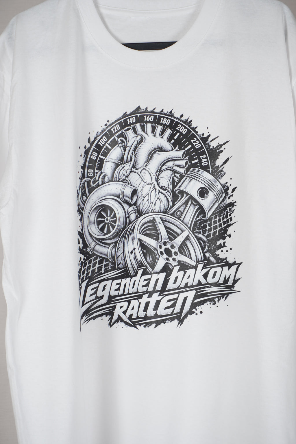 T-shirt med grafik av "Legend behind wheel"