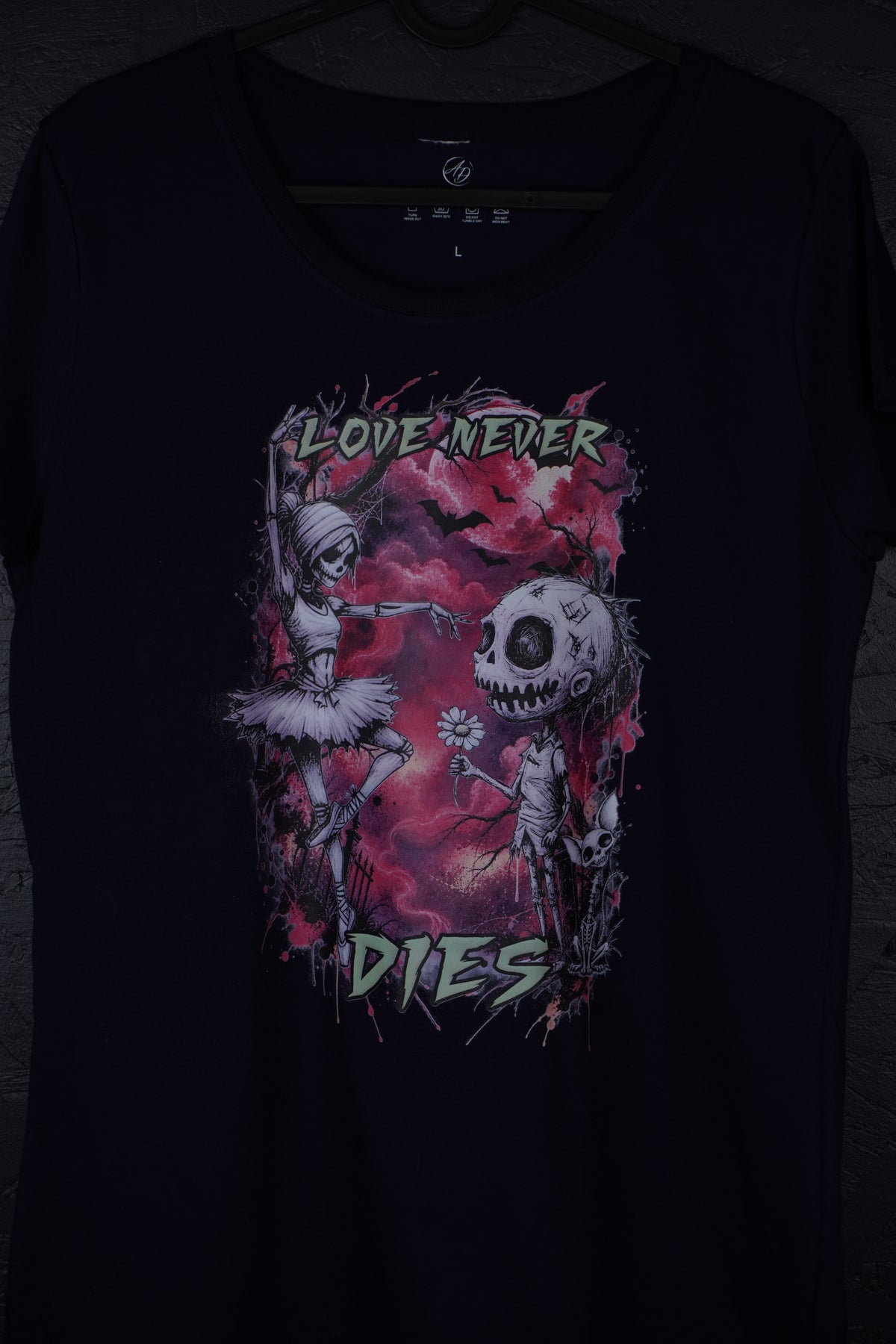 Kärleken dör aldrig T-shirt