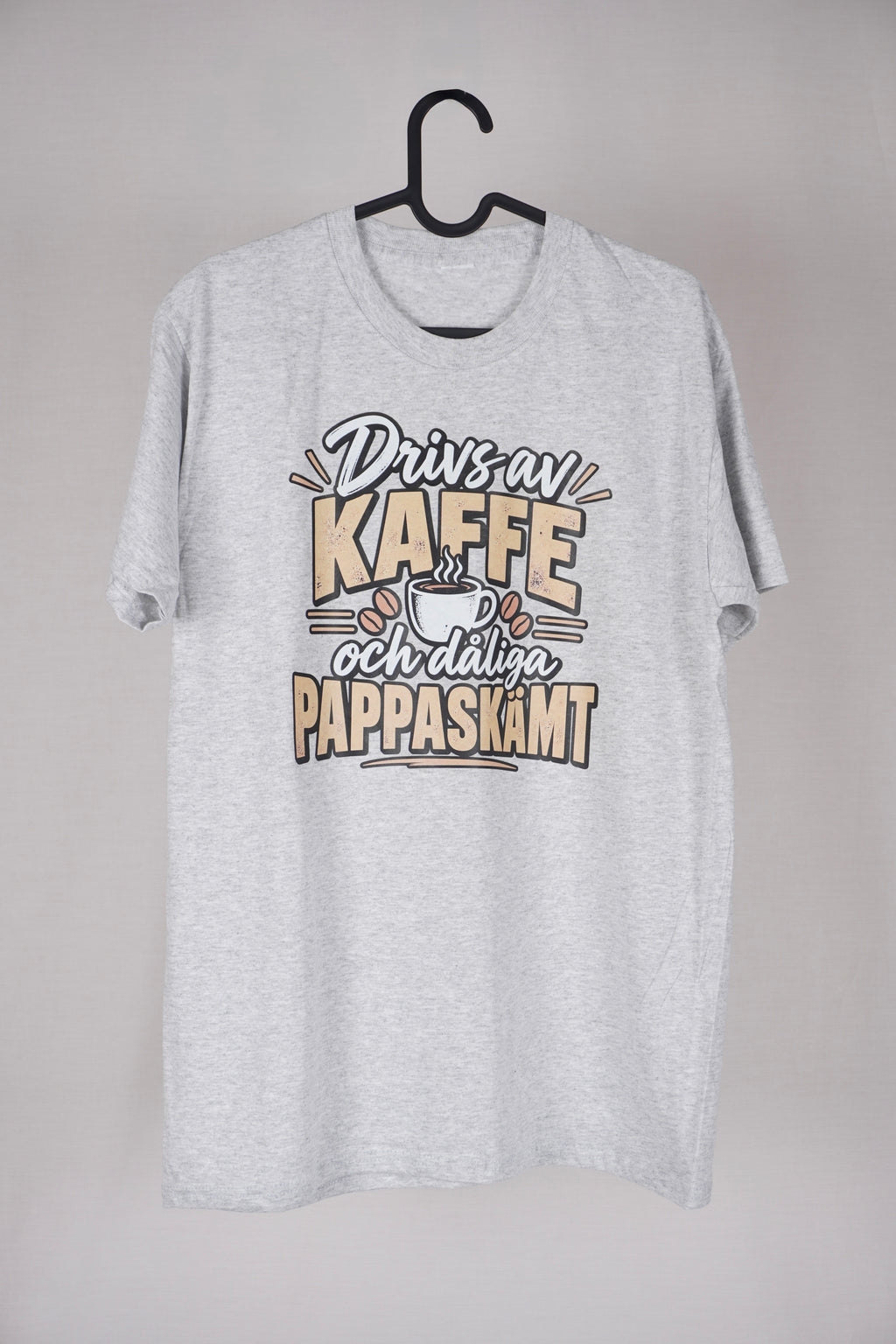 Drivs av kaffe och dåliga pappa-skämt