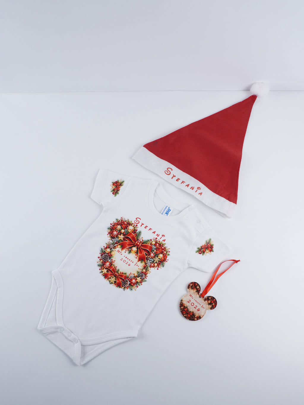Personligt presentset för babys första jul – body, tomtelua & julgransprydnad