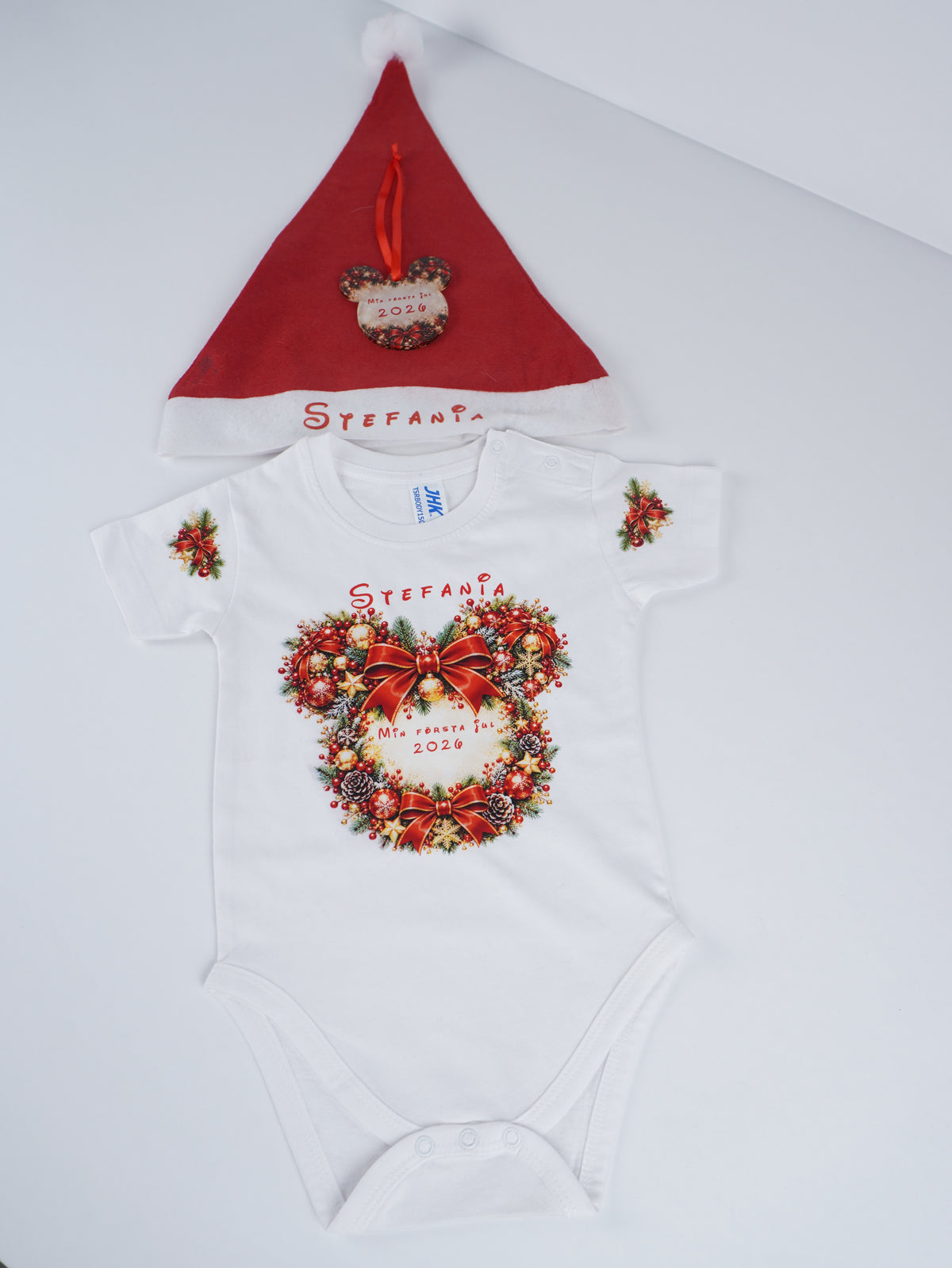 Personligt presentset för babys första jul – body, tomtelua & julgransprydnad